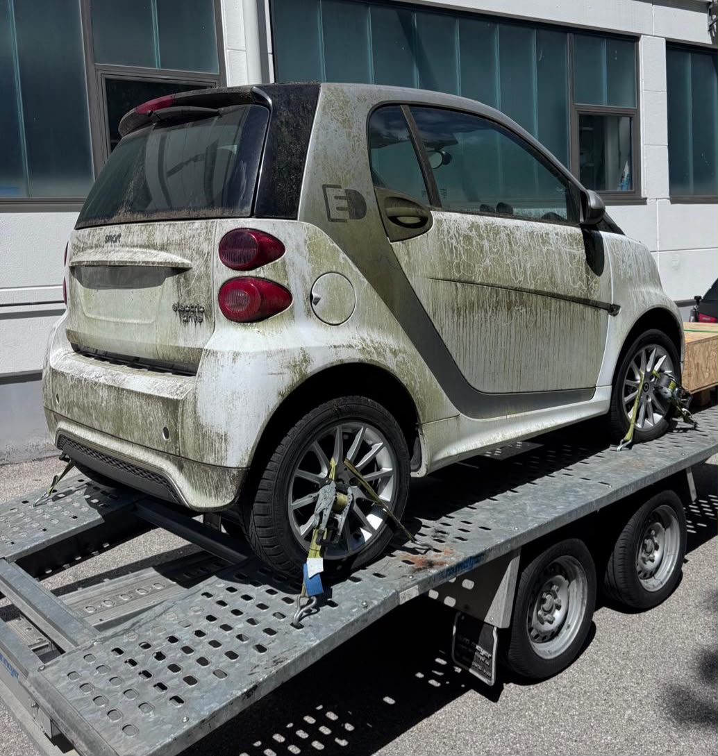 Smart Electric Drive bei der Fahrzeugabholung auf einem Transportanhänger